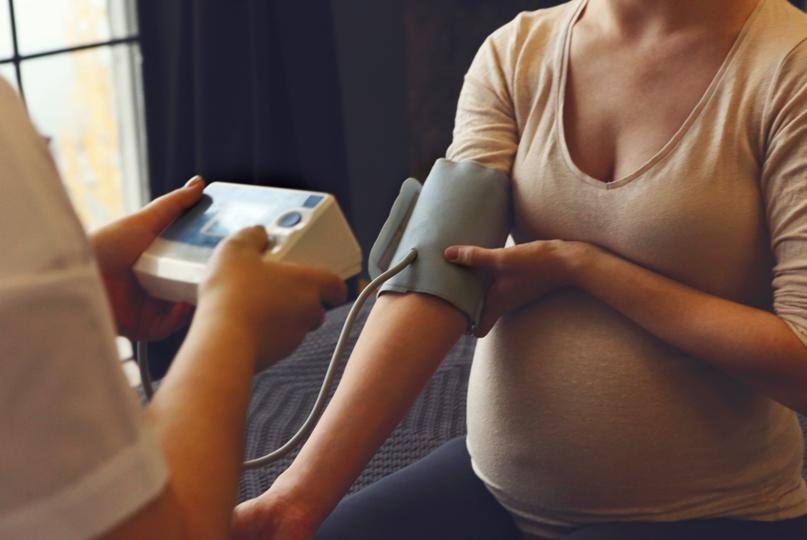 Что такое высокое кровяное давление (гипертония) во время беременности? Как это лечится?